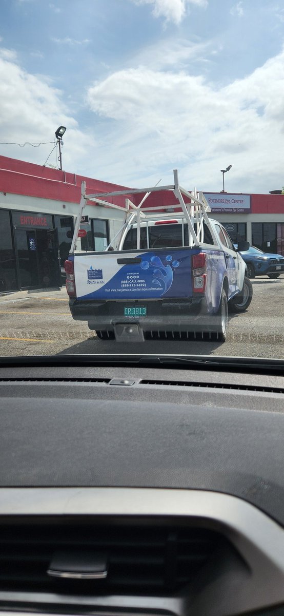 jmnatz's tweet photo. Even after indicating that I needed a spot, driver blocked 2 parking spots &amp; left to conduct his business. Absolutely no regards. Your drivers need to do better! @NWCjam https://t.co/AEZ6wK4kNy