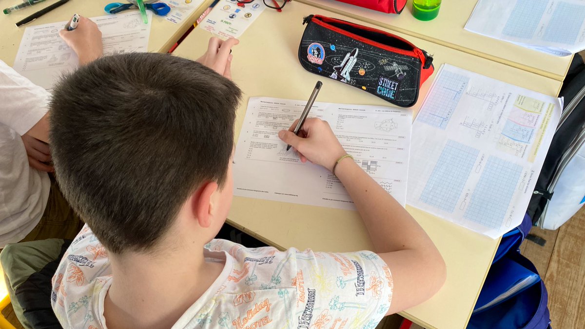 AcAmiens's tweet photo. #SemaineDesMaths 
Depuis plusieurs années, l’école d’Eplessier, visitée par @PMoyarecteur, utilise la méthode de Singapour pour faire progresser les élèves dans leurs apprentissages des #Maths
➡️ manipulation 
➡️ schématisation 
➡️ résolution de problèmes 
➡️ pédagogie explicite https://t.co/geY5PP0OUl