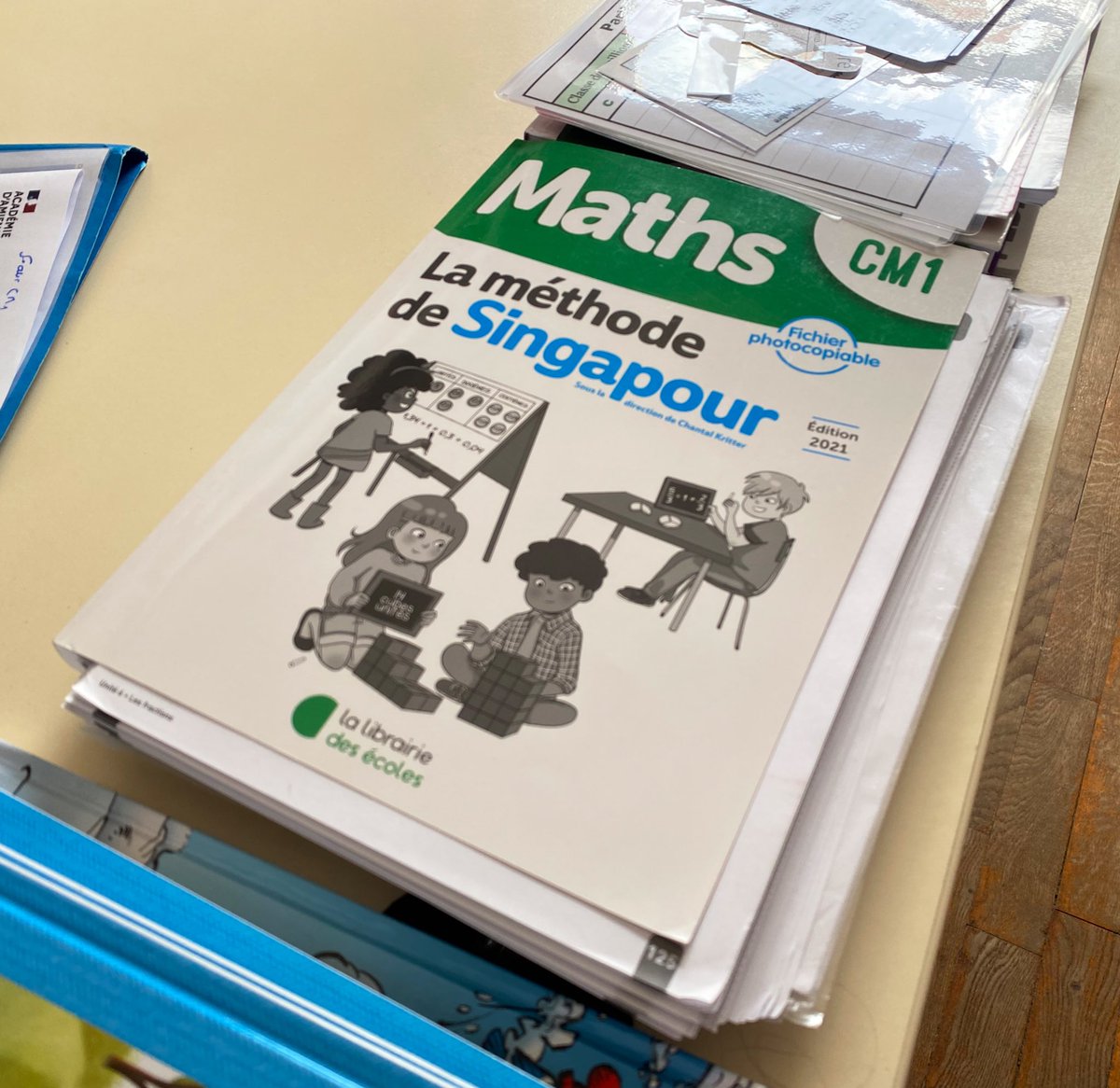 AcAmiens's tweet photo. #SemaineDesMaths 
Depuis plusieurs années, l’école d’Eplessier, visitée par @PMoyarecteur, utilise la méthode de Singapour pour faire progresser les élèves dans leurs apprentissages des #Maths
➡️ manipulation 
➡️ schématisation 
➡️ résolution de problèmes 
➡️ pédagogie explicite https://t.co/geY5PP0OUl