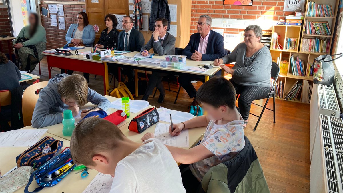 AcAmiens's tweet photo. #SemaineDesMaths 
Depuis plusieurs années, l’école d’Eplessier, visitée par @PMoyarecteur, utilise la méthode de Singapour pour faire progresser les élèves dans leurs apprentissages des #Maths
➡️ manipulation 
➡️ schématisation 
➡️ résolution de problèmes 
➡️ pédagogie explicite https://t.co/geY5PP0OUl