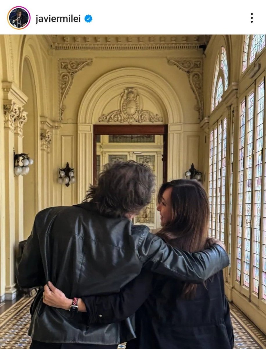 Lbaini's tweet photo. Solo puedo pensar en el detrás de escena de esta foto y como él está arriba de un banquito. https://t.co/V2pUtbOgo2