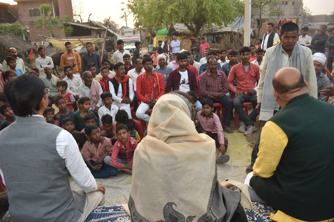 ushavermasansad's tweet photo. जनसंपर्क अभियान के अतंर्गत सवायजपुर विधानसभा के विभिन्न गांवों में जनसंपर्क किया व रात्रि चौपाल कार्यक्रम में वोट व सपोर्ट की अपील की।

#ऊषा है तो #आशा है

ऊषा वर्मा प्रत्याशी
31 सु•लोकसभा क्षेत्र
सपा (I.N.D.I.A गठबंधन)
पूर्व सांसद (पुत्रवधू स्व• बाबू परमाई लाल पूर्व मंत्री) https://t.co/mmfHEERKzx