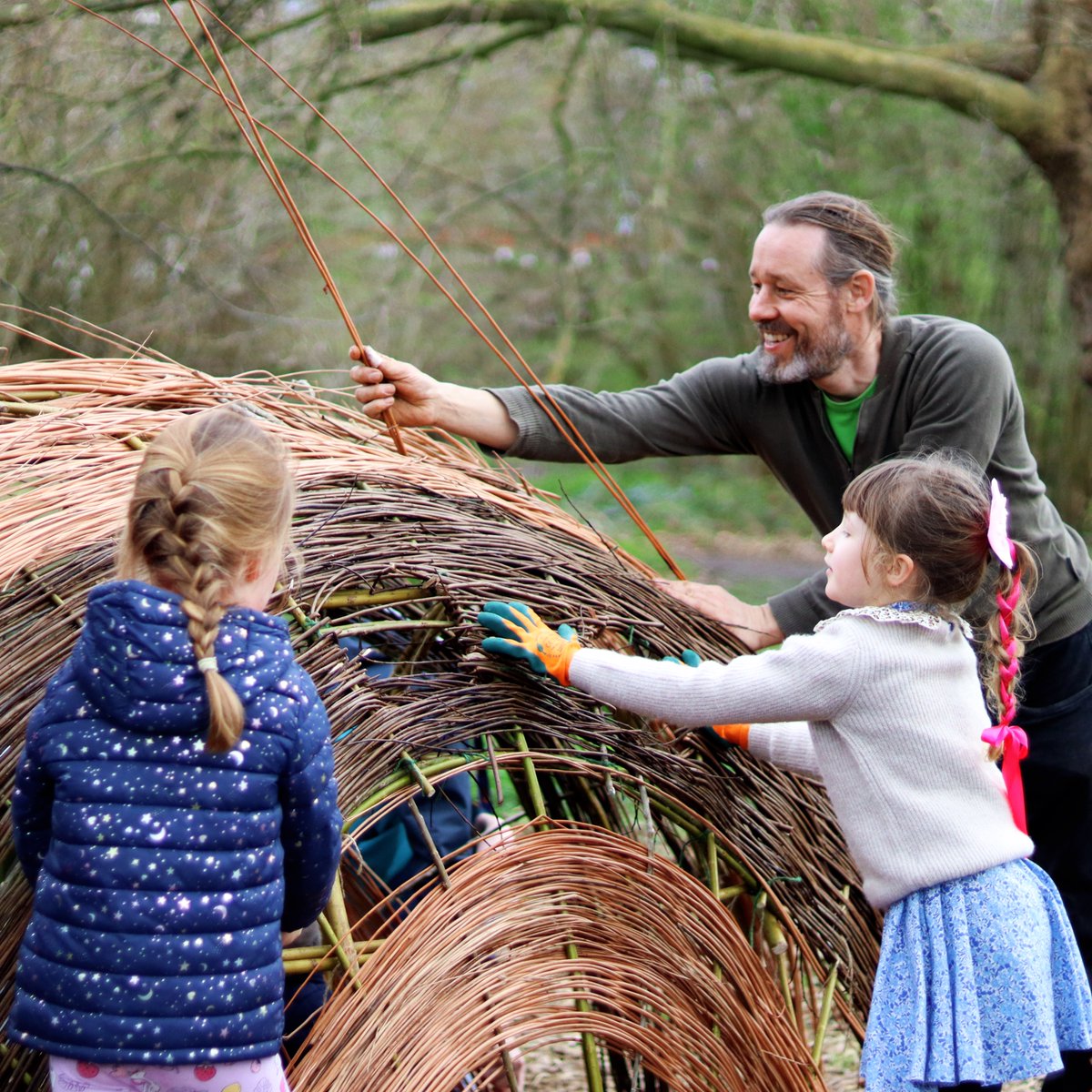 polkatheatre's tweet photo. Reminiscing on our Community Day last weekend 🦡 🌿

There was litter picking, mask making and willow sculpting! Thanks to everyone who came along and the volunteers and organisations who helped it happen.

📸 Lizzie Corscaden https://t.co/kFGGyszXfu