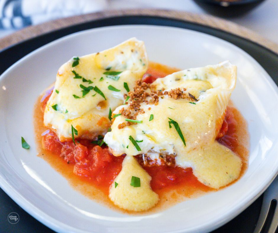 thefreshcooky's tweet image. If you're a fan of big, hearty pasta dishes, you have to try these Olive Garden copycat stuffed shells. #PastaLover #OliveGardenCopycat #StuffedShells thefreshcooky.com/giant-cheese-s…