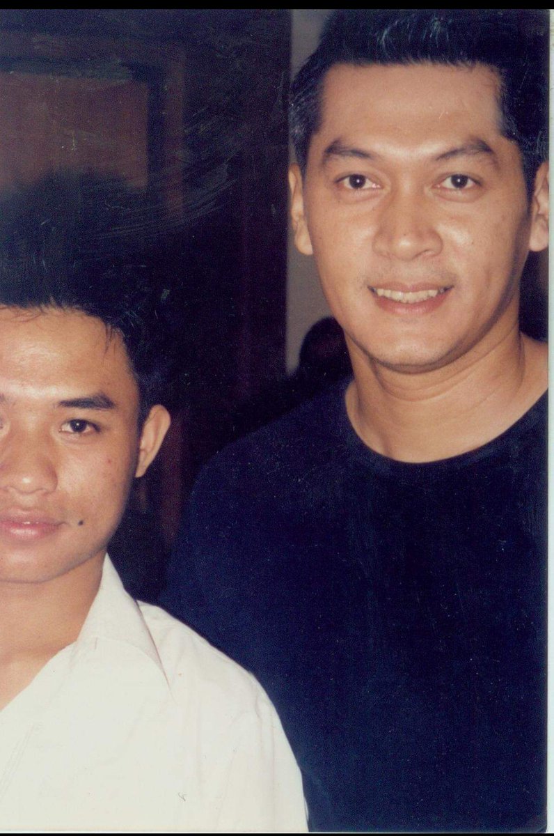AriArrdian's tweet photo. Foto ini tahun 2002 silam..
Selamat jalan Donny Kesuma https://t.co/XjR8zPnQ6f