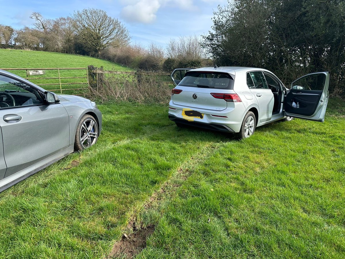 NYorksPolice's tweet photo. Three arrested following pursuit near Harrogate 👇 

At 1.45pm today (Tuesday 19 March) officers from our Operational Support Unit attempted to stop a VW Golf on the A61 at Ripley. 

A police dog and a police helicopter was involved. 

See the details here https://t.co/1GtC7i0QdA https://t.co/x2SXElG3I2