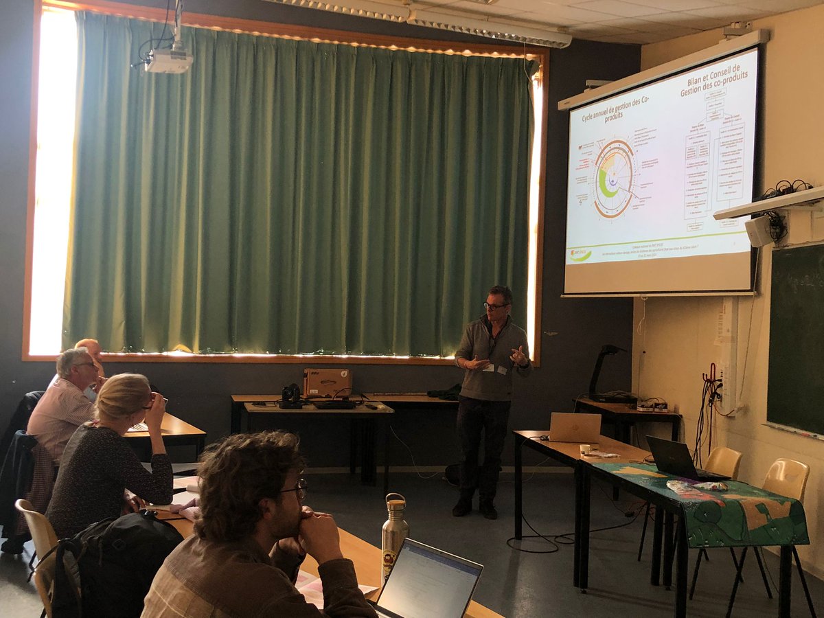 InstitutElevage's tweet image. 🔴 Colloque du #RMT_SPICEE
C'est reparti pour les sessions
✅ Session 4
#Coprodscope : outil informatique de conseil pour la gestion des #coproduits animaux &amp;amp; végétaux à l’échelle de l’exploitation en zone subhumide au Burkina Faso 🇧🇫
👉 Dans le cadre de la thèse de R. Zoungrana