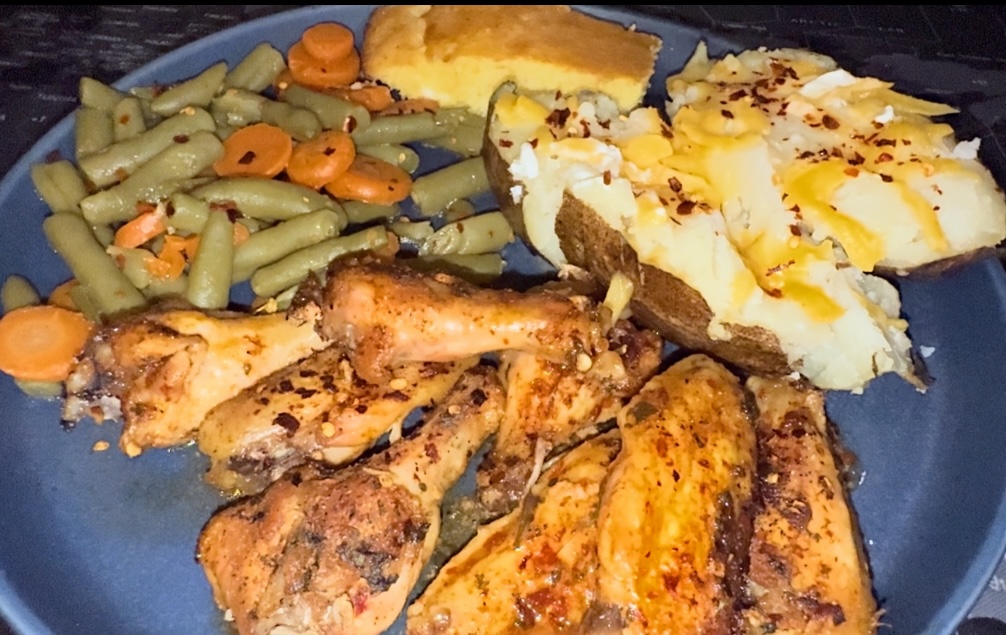 StacysKitchen's tweet photo. Via / @AmbroseOnStage 
Grilled chicken wings with green beans / carrots baked potato and corn bread 🔥

#AmbroseOnStage #StacyAmbrose #StacyMedia 🌴
#StacysKitchen #StacysKitchenCuisine https://t.co/hKYoveou7P