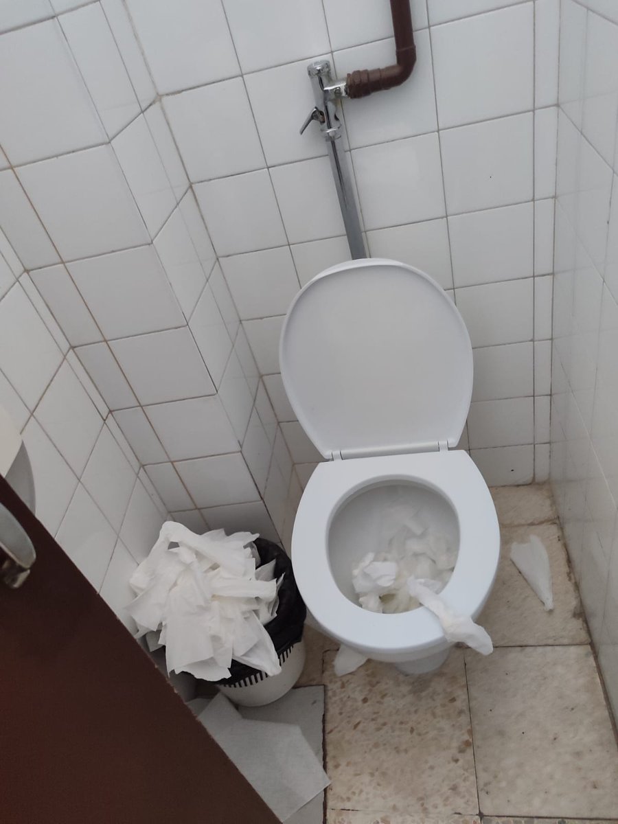 aaeuterpe's tweet photo. Una semana más y aún seguimos  sin personal de limpieza. Hoy han venido un grupo de niños a visitar el centro ¿Que habrán pensado ellos y sus profesores? https://t.co/dbGsGks7fA