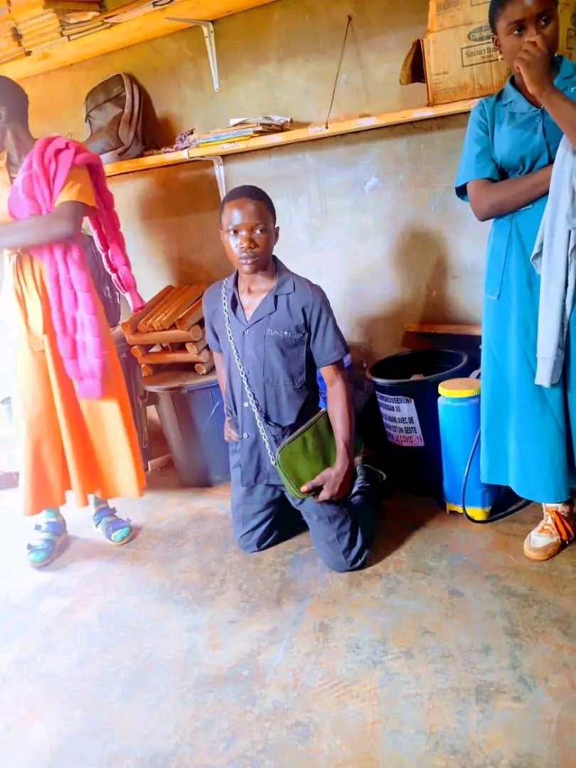 UNSTUDIO1's tweet photo. Une legende
Lycée de Djunang Bafoussam 3e
Un élève de 4e enceinte 2 élèves de 5e. 😎😎😎😎😎 https://t.co/Oc7MqO9u02