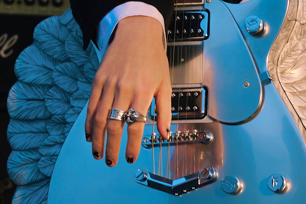translatingTXT's tweet photo. taehyun's nails spell out 'promise'

P R O M ⬛️⬛️I S E⬛️ https://t.co/fqHFs2V35N