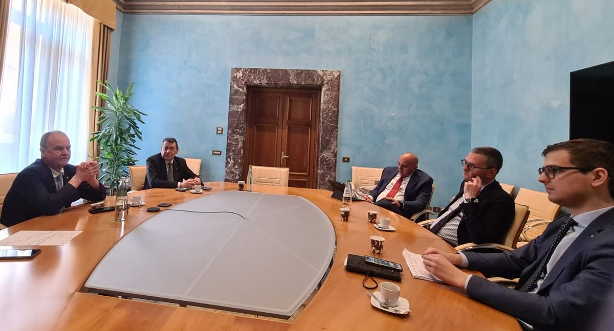 Commissione speciale “Autonomia” <a href="/ConsLomb/">CR Lombardia</a> a Roma con Ministro #RobertoCalderoli: #autonomiadifferenziata, disegno di legge sulla #montagna e ruolo delle #province i temi sul tavolo.

Leggi su t.ly/femXu

<a href="/RegLombardia/">Regione Lombardia</a> <a href="/GioMalanchini/">Giovanni Malanchini</a> <a href="/GianmarioFrago/">Gian Mario Fragomeli</a> #micheleschiavi