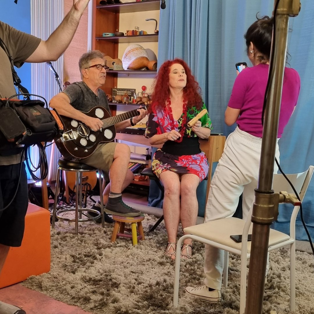 Uma espiadinha nos bastidores das gravações dos vídeos que preparamos para vocês.
Todas as segundas e quintas-feiras tem vídeos curtos inéditos para vocês lá no nosso canal do YouTube!
Vocês estão acompanhando?

(Na foto, a diretora Laíze Câmara orientando Paulo e Sandra 🥰)