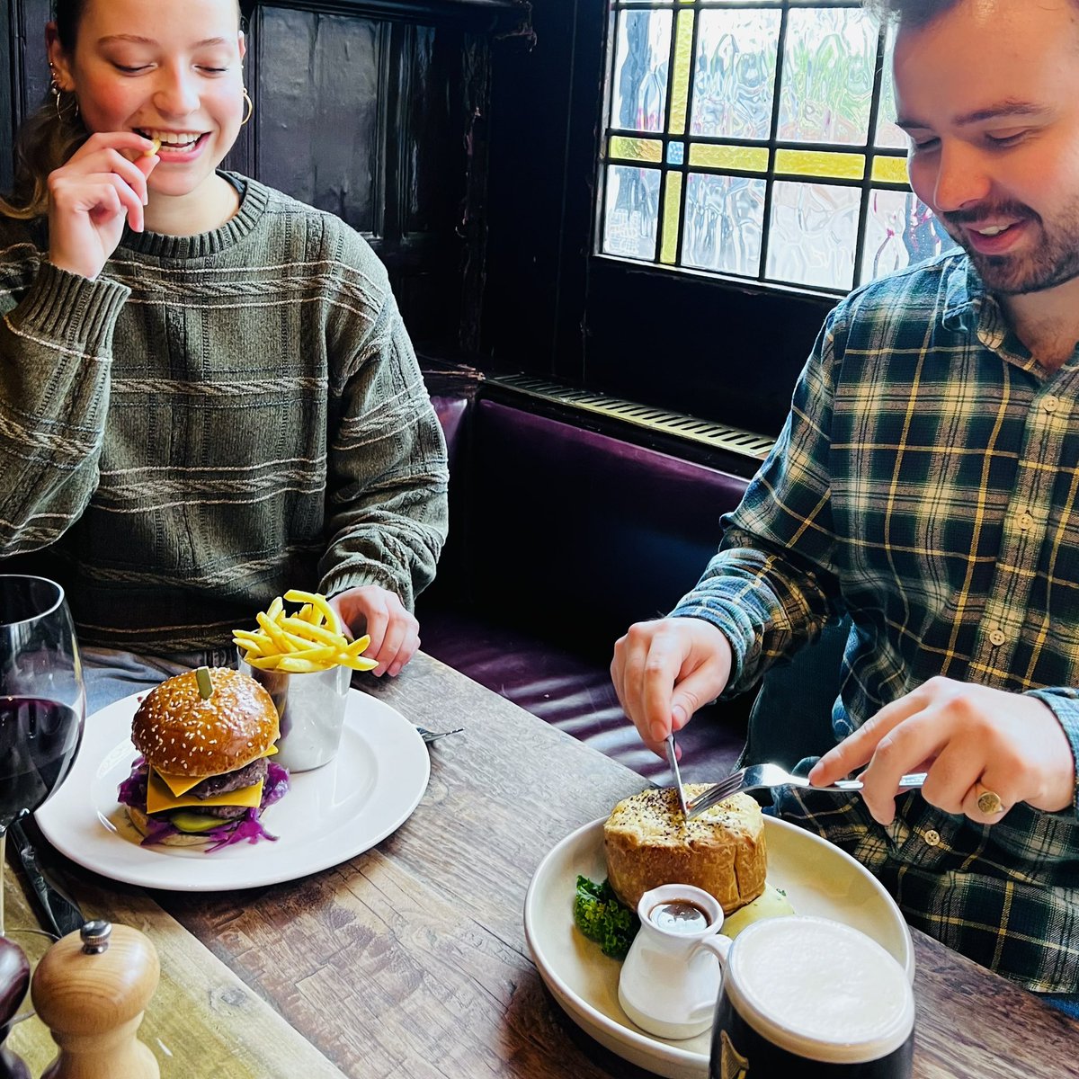 While the weather takes another dip, it’s the perfect time to indulge in our comfort classics!
Our Pie Street menu is still in full swing through Spring, while our mouthwatering Burgers remain a fan favourite

@youngspubs 
#pubclassics #britishfood #pubfood #publife #sw13barnes