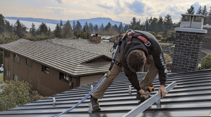 shiftsolar's tweet photo. Here’s Jacob, one of the many members of our Field Crew! From skilled electricians to meticulous solar installers, they power the world with clean energy. Rain or shine, they're making solar dreams a reality! 🌟 #ShiftToSolar #FieldCrew #TeamHighlight #WePowerChang https://t.co/IXlJNt4mEj