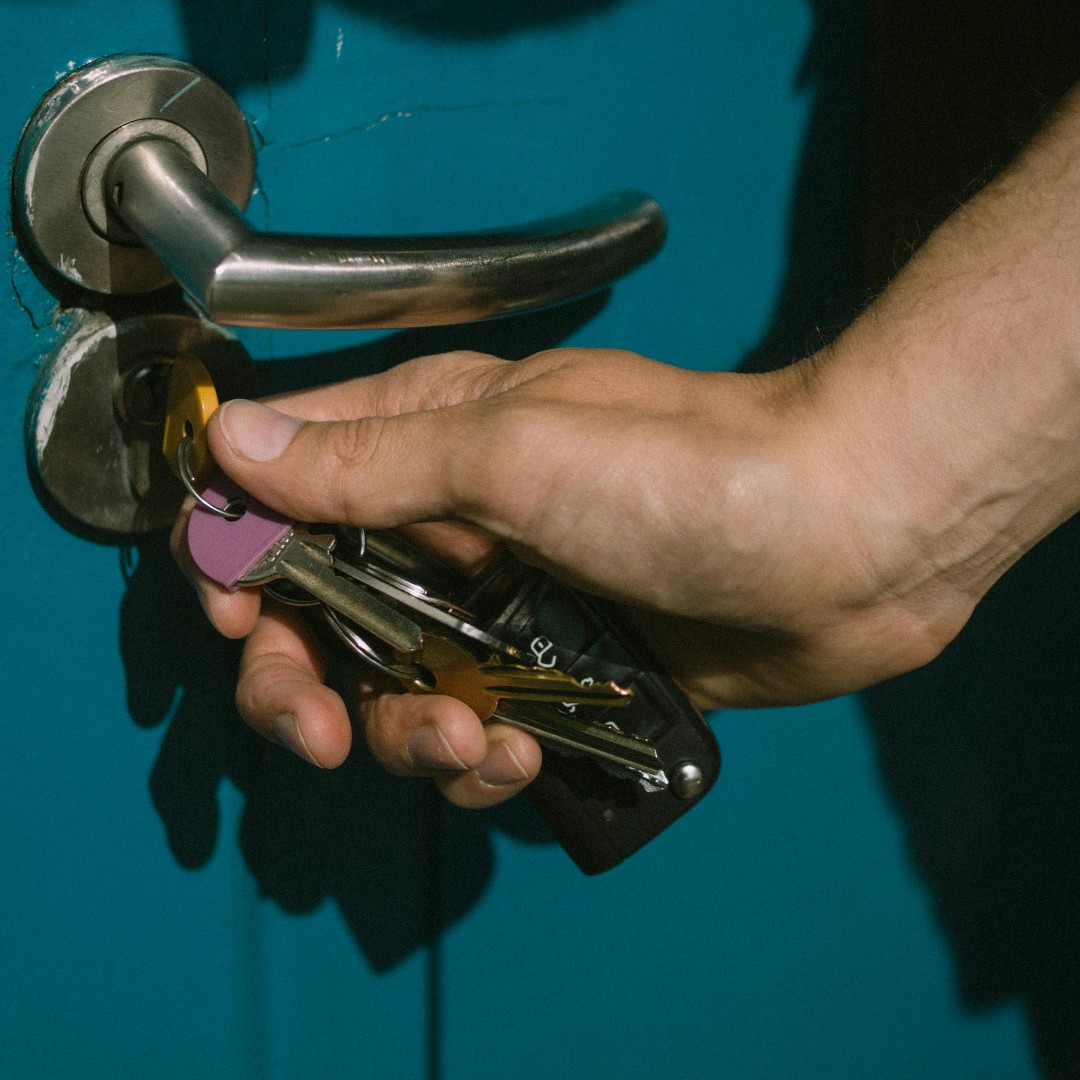 LawHelpMN's tweet photo. Is someone staying at your home and won't leave? Our fact sheet "Guests Who Stay Too Long" talks about the difference between a guest and a tenant, and how to evict either from your home. https://t.co/fChQSa131g https://t.co/HA3b3MAK5t