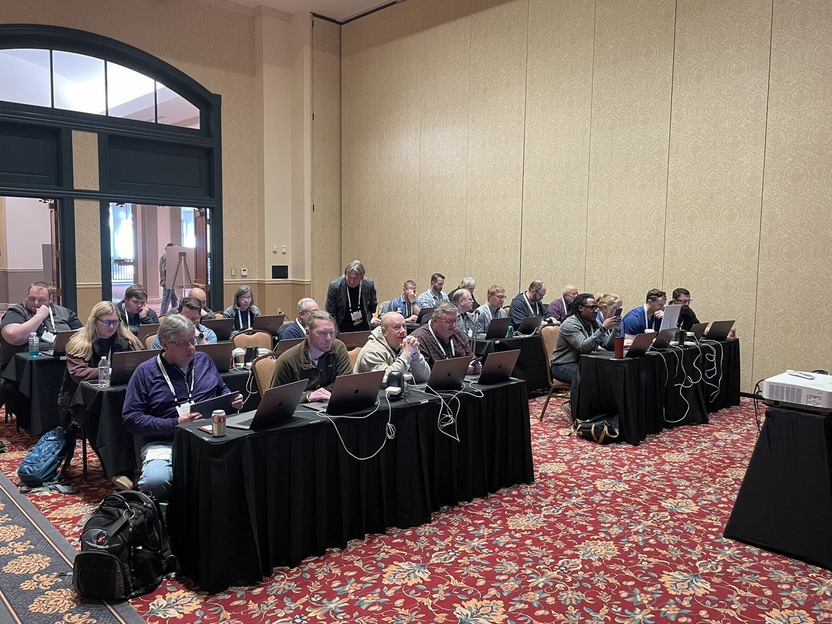virtuallyanadmi's tweet photo. Full house for Hands-On Labs happening at #STLVMUG UserCON https://t.co/sqyBospT7F