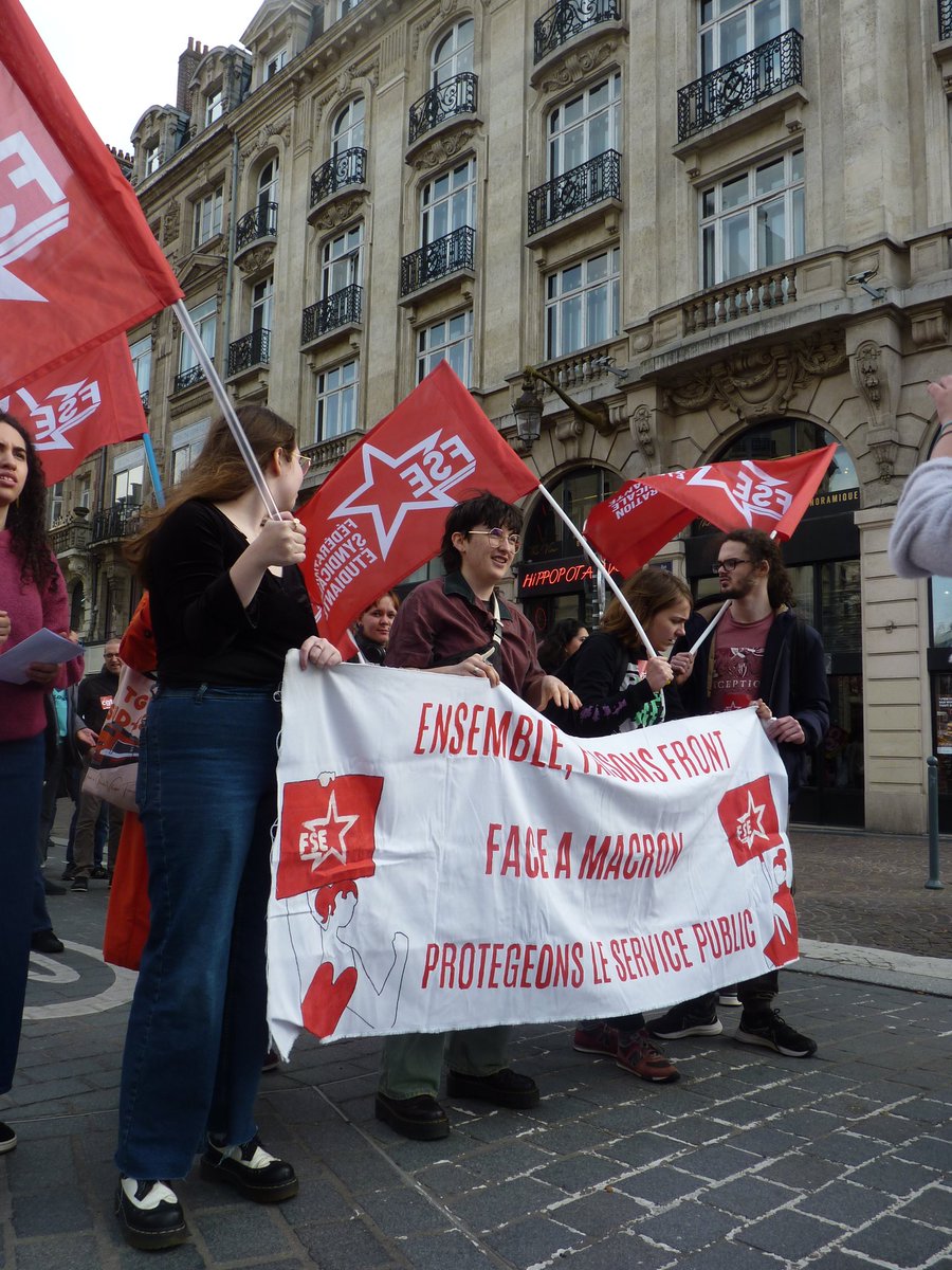 🔴RETOUR SUR LA MANIFESTATION CONTRE LA CASSE DU SERVICE PUBLIC

↪️ Nous étions présents avec la <a href="/FSE_Lille/">FSE Lille</a> pour la manif d'aujourd'hui dans les rues lilloises.

📣 C'est pas les étudiants qui nous coûtent cher, c'est les patrons, les actionnaires !!