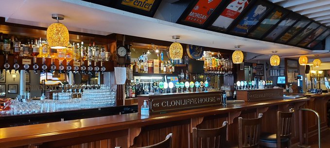 ClonliffeHouse's tweet photo. Ireland are playing a soccer friendly this Saturday at the Aviva stadium against Belgium 5pm ⚽️ #internationalWeekend Join us for the live action on our big screens followed by live music 🎸
#IreVBel #COYBIG 🇮🇪 https://t.co/40CmZi55iY