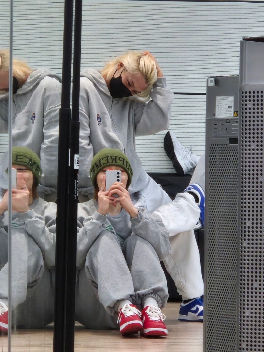 mayaxilef's tweet photo. 🦊🫧
10:10pm [KST]
02:10pm [CET]

💌: *3x Photo

I practiced today

I’m going to work out now haha

I always work out when it’s the end of the day

I’ll be back after working out

#jeongin #I_N #Felix #yongbok #BubbleUpdate #JYPEBubble #Straykids #skz https://t.co/R49zyjtQCU