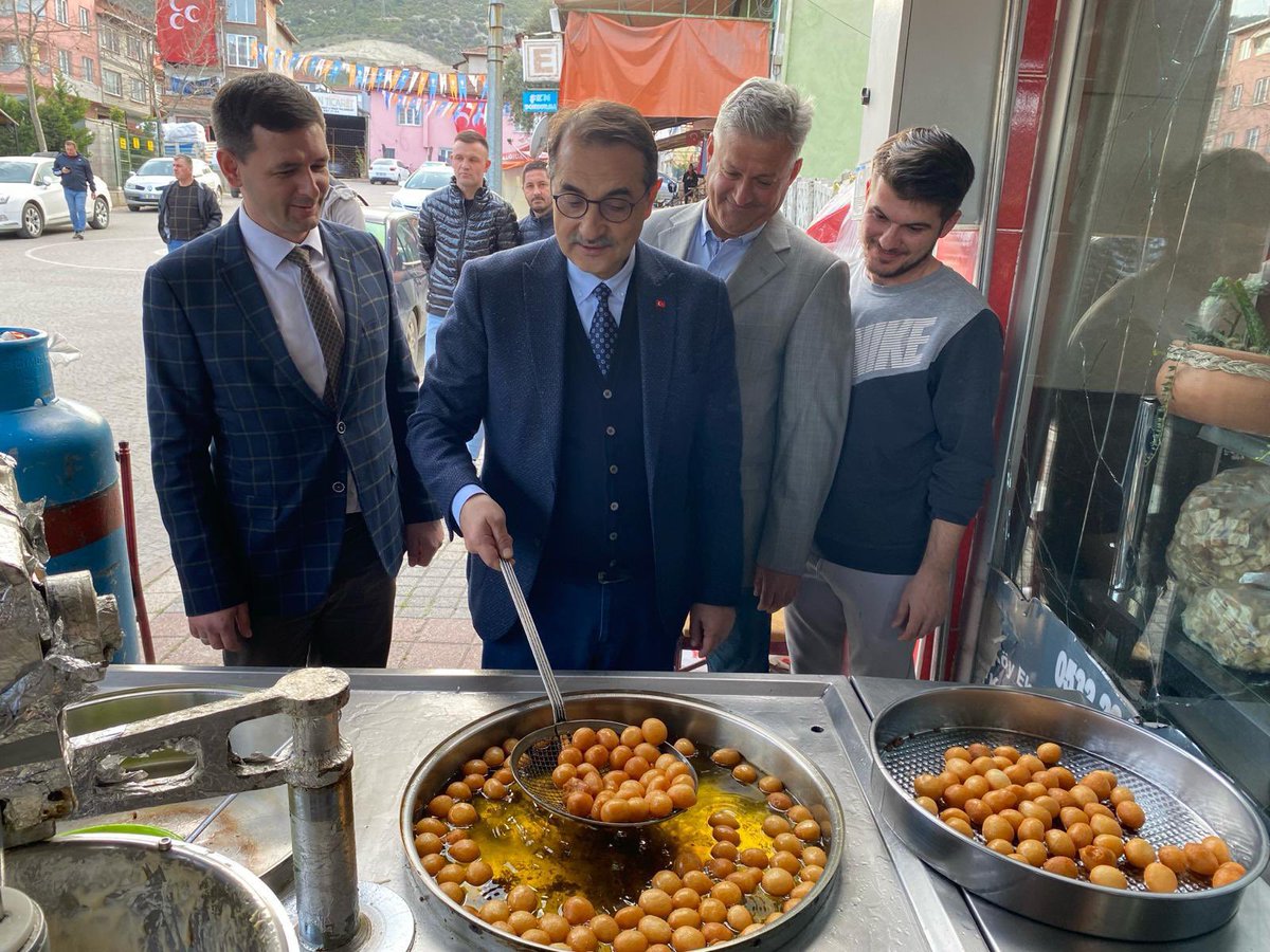 fatih_donmez's tweet photo. Vezirhan Belediye Başkan Adayımız @kemal_gergin ile Vezirhan’da mübarek Ramazan ayının vazgeçilmezi, Ramazan pidesi yapımında esnafımızı ziyaret ederek Vezirhanlı hemşehrilerimizle sohbet ettik.

#HazırızKararlıyız https://t.co/RSSGcGwJys
