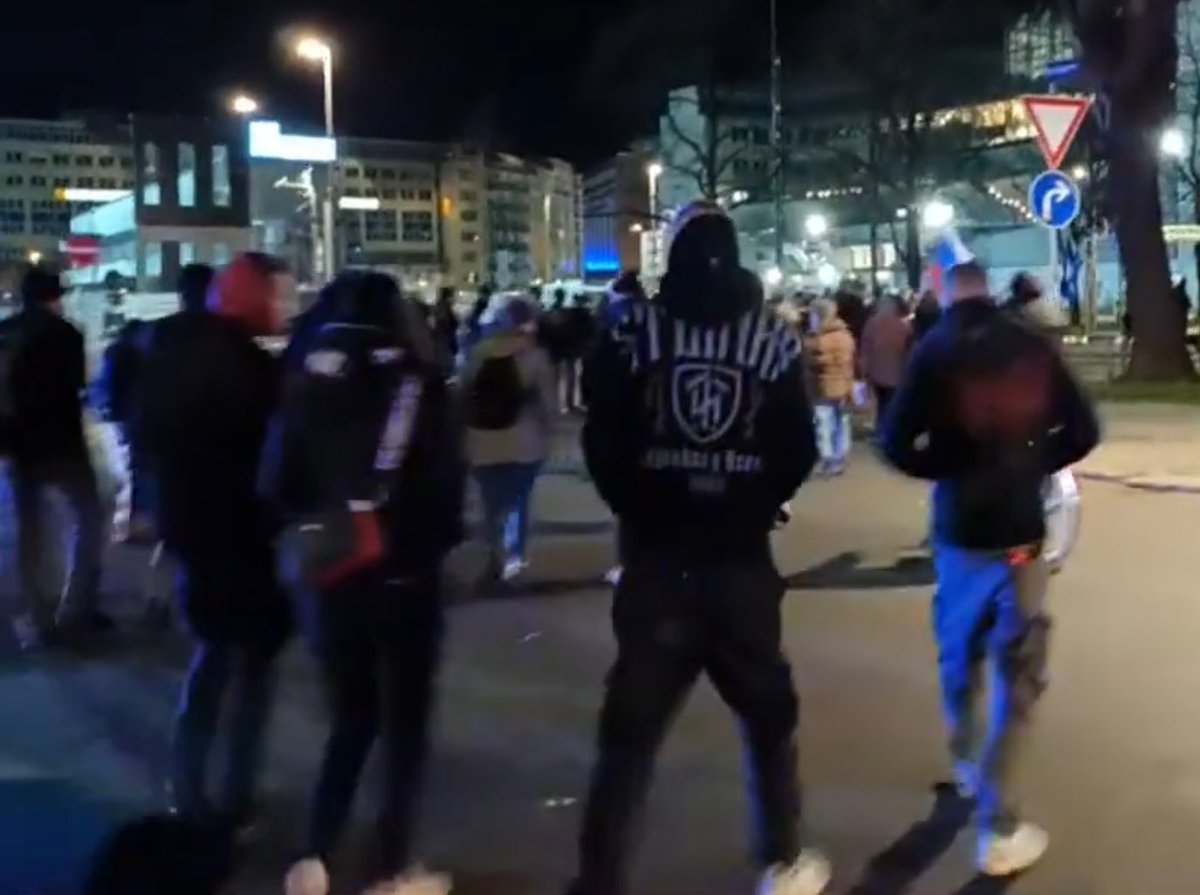 DerNorb's tweet photo. Was soll das sein?

Sächsische Cops im Privatmodus?
😱

#dd1803 https://t.co/K0qdHDDAge
