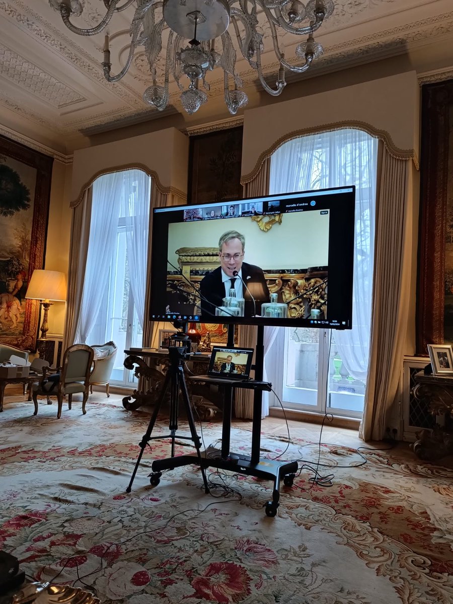 ItalyinUK's tweet image. This morning, 🇮🇹Amb @InigoLND together with 🇬🇧Amb @EdLlewellynFCDO, held the first Young Leaders Programme meeting, presenting the 10 participants selected for this year. This is an important  bilateral initiative for enhancing future collaboration between 🇮🇹 and 🇬🇧
#YLP