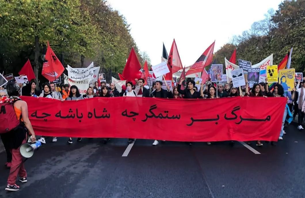 pasha_zeynab's tweet photo. شما یادتون نیست😉 
ولی ما پارسال کلی کتک خوردیم، توی تظاهرات ها سطلیای صادراتی کلی مرگ بر منافق فریاد زدند به این امید که مردم هم دنبالشون بیان،
اما این پرچم #مرگ_بر_ستمگر_چه_شاه_باشه_چه_رهبر را از خودمون جدا نکردیم و اینقدر بر این شعار آرمانی پای فشردیم که خواسته مون همه گیر شد https://t.co/S7bt9sywWg