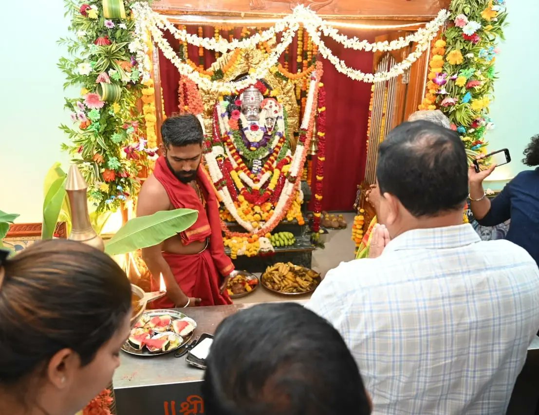MauvinGodinho's tweet photo. Sought blessings at the Satanarayan Mahapooja at Shree Laxmi Narciava Sakhalyo Brahman Devasthan on the occasion of #VardhapanDin, at Assaidongari, #Dabolim.
#MauvinGodinho #DabolimFirst #Goa https://t.co/vcTcFqPYx7