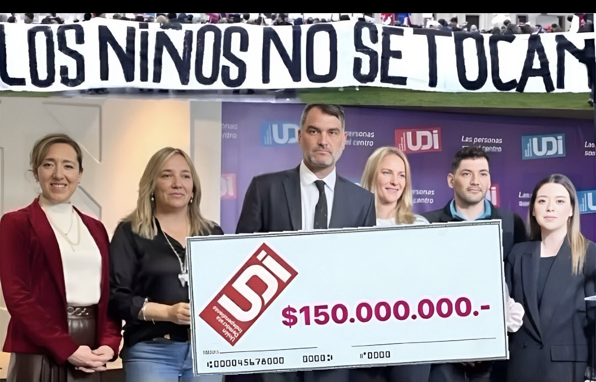 gonzart1969's tweet photo. @Hugo_Gutierrez_ La justicia Chilena es un trapo de inmundicia, donde los más ricos del país (élite) y los poderosos por la info que poseen han cagado a medió Chile. Y el trapo que usan para limpiarse la raja es; la Sra. Justicia, que debiera ser imparcial y ciega, pero se vende al mejor postor.! https://t.co/zYiB3tyHyH