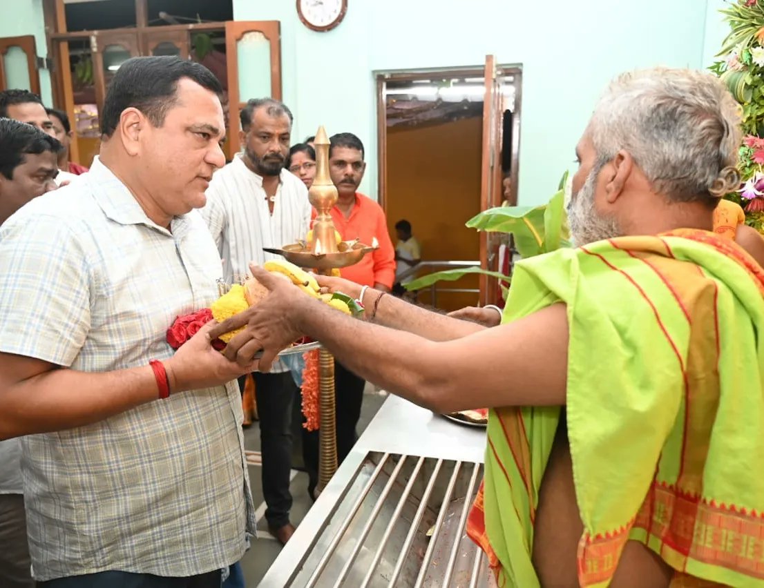 MauvinGodinho's tweet photo. Sought blessings at the Satanarayan Mahapooja at Shree Laxmi Narciava Sakhalyo Brahman Devasthan on the occasion of #VardhapanDin, at Assaidongari, #Dabolim.
#MauvinGodinho #DabolimFirst #Goa https://t.co/vcTcFqPYx7