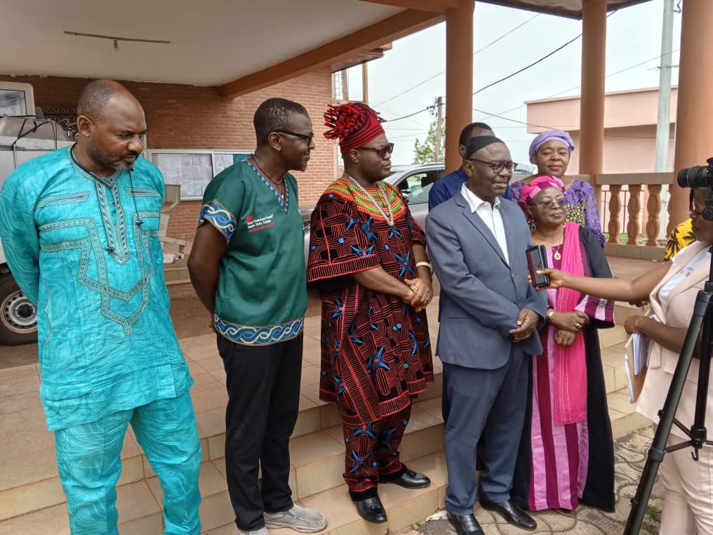 ebase_africa's tweet photo. At the close of last week, we were honoured to train over #50 #healthcare practitioners and youth sanitary inspectors on #waste related #communicable diseases. This was organized in partnership with the North West Regional Assembly. @MinsanteCMR @WorldEBHCDay @okwen
#EBHC
#REAP https://t.co/fCWtSDaFNk