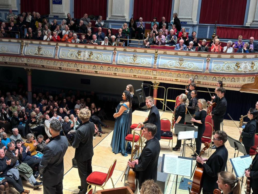 'The Huddersfield Choral Society never cease to astonish...' A wonderful write up by Yorkshire Times of our latest concert, Mozart Requiem: A Glimpse of the Light✨⤵️ yorkshiretimes.co.uk/article/A-Glim… Image by Stephen Rattigan