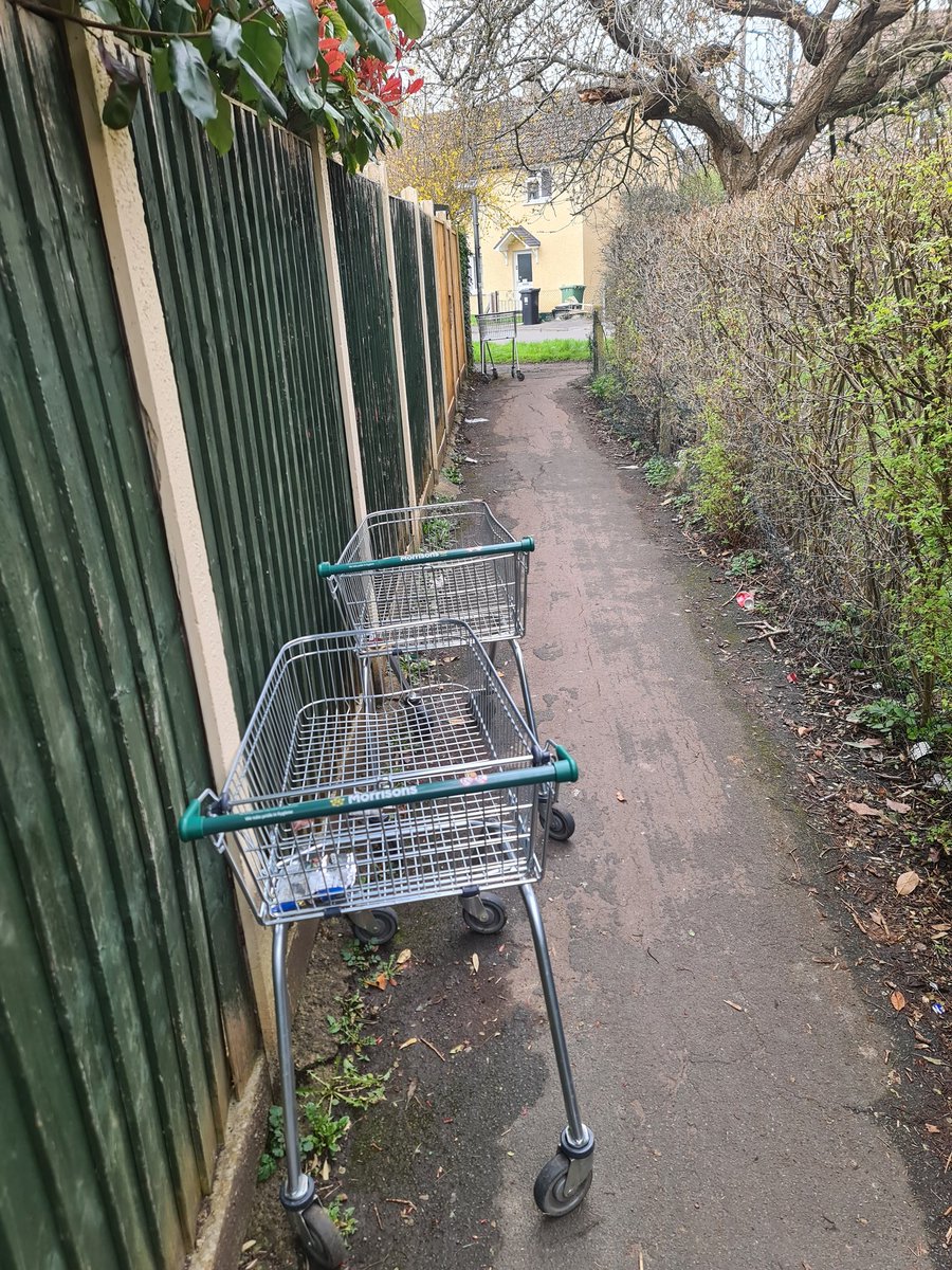 Tallish_Steve's tweet photo. @Morrisons The usual collection of abandoned trolleys in the lane between Milton Rd &amp; Station Rd, Yate. I never walk down there and find it trolley free. Maybe you should carry out a daily check. https://t.co/4FtcD6kAHp