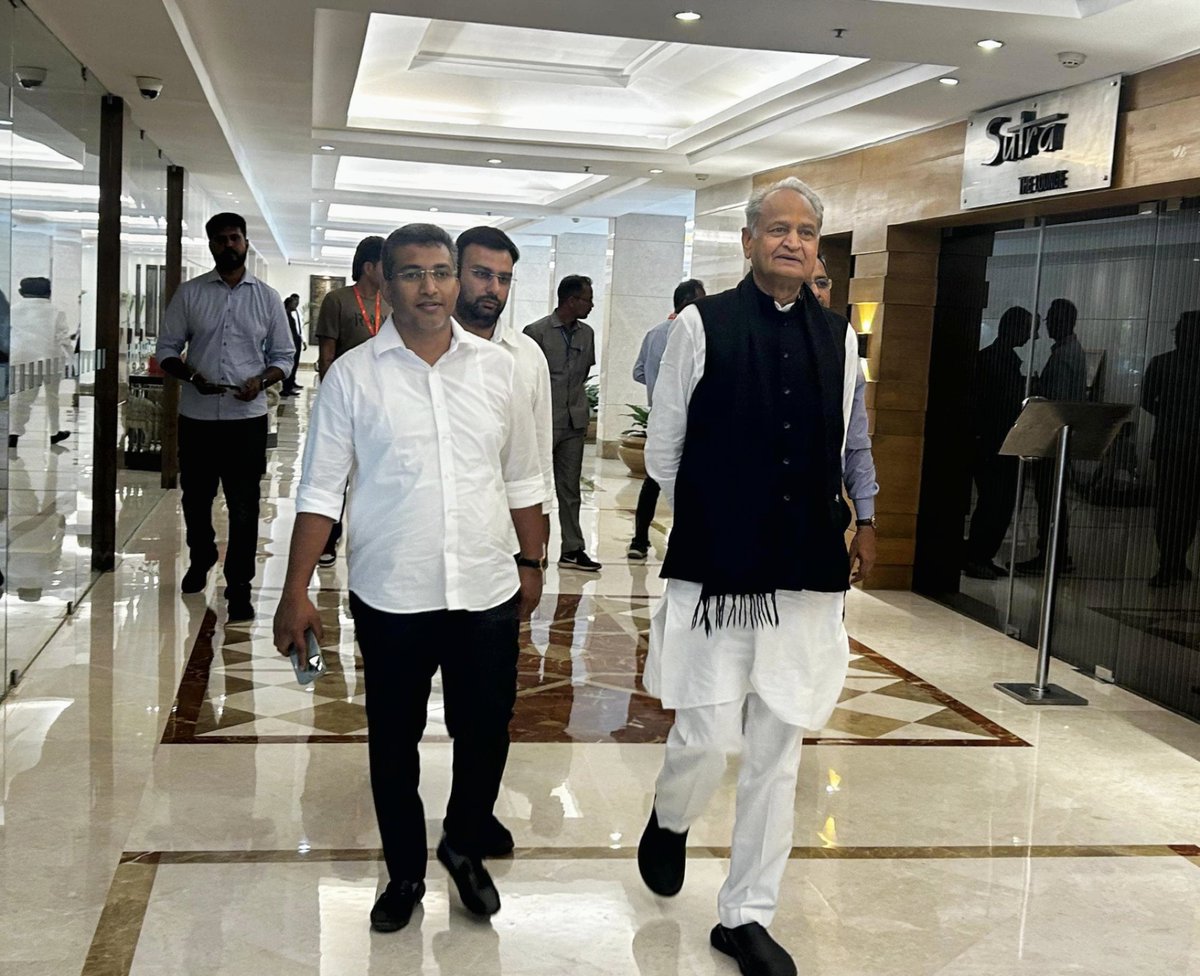 InayatMulki's tweet photo. ಇಂದು ಬೆಂಗಳೂರಿಗೆ ಆಗಮಿಸಿದ್ದ ರಾಜಸ್ಥಾನದ ಮಾಜಿ ಮುಖ್ಯಮಂತ್ರಿಗಳು, ಕಾಂಗ್ರೆಸ್ ಪಕ್ಷದ ಹಿರಿಯ ನಾಯಕರಾದ ಸನ್ಮಾನ್ಯ ಅಶೋಕ್ ಗೆಹ್ಲೋಟ್ ಅವರನ್ನು ಭೇಟಿಯಾಗಿ ಮಾತುಕತೆ ನಡೆಸಿದೆ.

@ashokgehlot51 https://t.co/hHnPt9a6XF