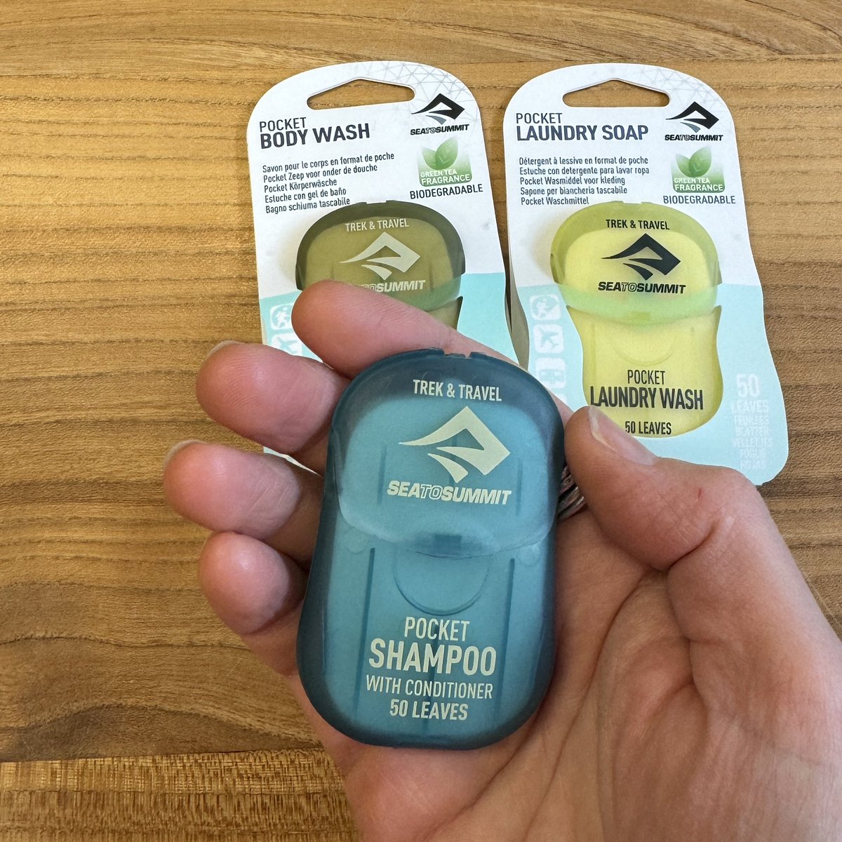 Nieuw in het Bas Buitensport assortiment: pocket zeepblaadjes! Iedere verpakking heeft 50 flinter dunne zeepblaadjes die na mengen met een beetje water vloeibaar worden. Super handig voor op reis! Er zijn drie varianten: voor je lichaam, je haren en voor de was. Prijs €5,95.