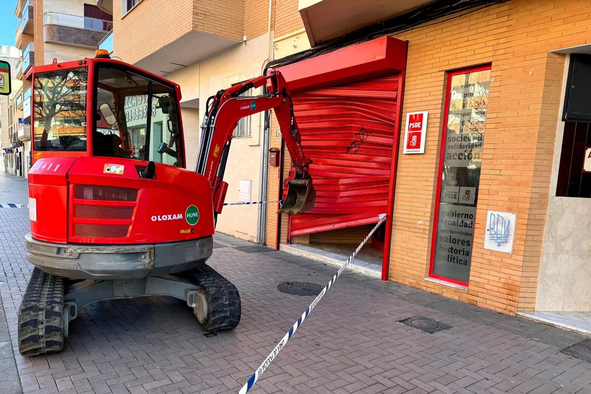 wallstwolverine's tweet photo. El joven detenido por atacar la sede del PSOE en Almendralejo con una excavadora pedirá acogerse a la ley de amnistía.

El abogado defensor sostiene que el joven detenido “debería tener el mismo derecho a acogerse a la ley de amnistía que los separatistas catalanes”, ya que según señala, “la exclusión de otros grupos vulnera el principio de igualdad ante la ley”.
