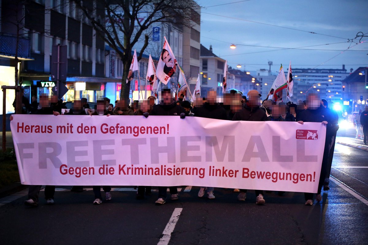 Am #18MRZ demonstrierten in Kassel Menschen in Solidarität mit linken und kurdischen Gefangenen in der BRD. Thematisiert wurden die Zunahme von Repression gegen widerständige Strukturen und Kämpfe von Gefangenen weltweit.

flic.kr/s/aHBqjBhX7q

#TagderpolitischenGefangenen