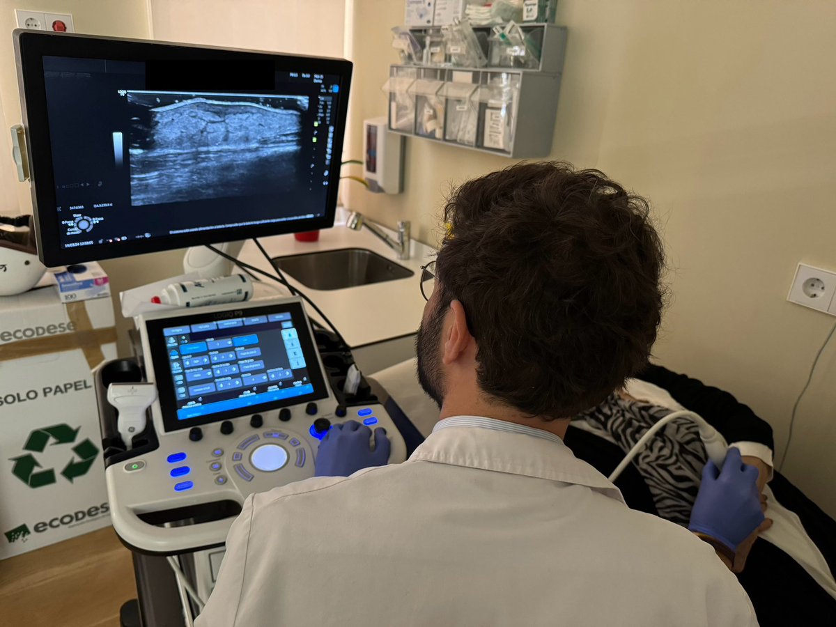 DrRaulCordoba's tweet photo. @DermaJTorre haciendo #ecografía cutánea para seguimiento de #LinfomasCutáneos en Oncohealth @Hospital_FJD @aedv_es @sehh_es https://t.co/Gst1EPcU80