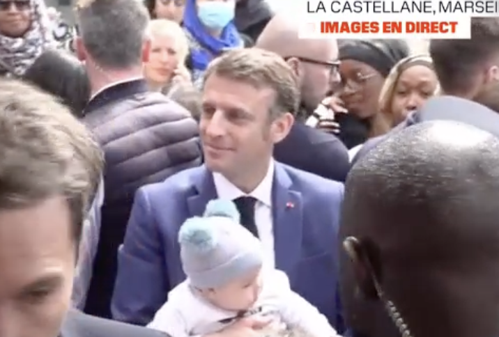 tcabarrus's tweet photo. La plupart des habitants du quartier de la Castelanne, à Marseille, félicitent le président Emmanuel Macron de cette opération "Place nette" car , disent-ils, ils n'en peuvent plus de l'insécurité liée au trafic de drogue dans ce quartier difficile. https://t.co/gRxJlshN93