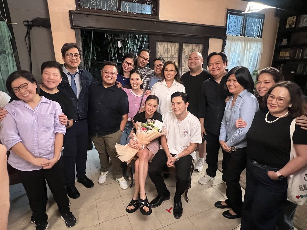 prinsesachinita's tweet photo. Surpirse on set visit from our bosses!!!🥹❤️💙💚💛 thank you po!!!!🥲 nagulat kami andito silang lahat!!! Thank you sooo much!!! Congrats boss @mepauloavelino congrats team #WhatsWrongWithSecretaryKimPh 🫶🏻 https://t.co/wZk2jCRFqk