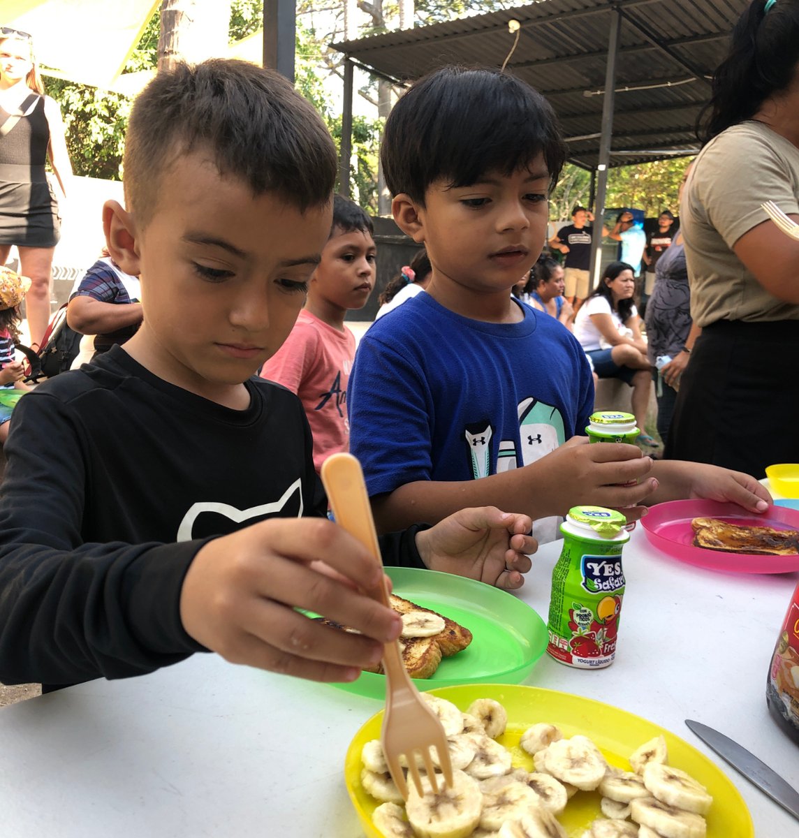 Nuestros niños y niñas en El Recreo aprenden habilidades para la vida, como servirse la comida para el desayuno 😎
.
.
.
#hopehouse #elrecreo #elzonte #elsalvador
