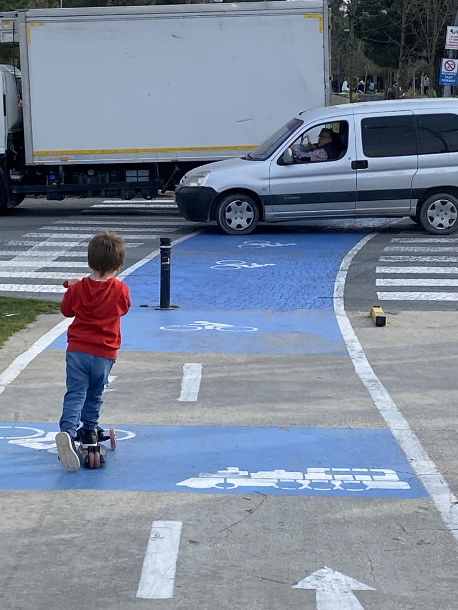 Blntvck's tweet photo. Büyükçekmece Mimaroba'daki Atatürk Parkında sukutıra binen bu çocuğun hayatı tehlikede. Teorik olarak ve tabelalara göre araç trafiğine kapalı olan bu park yol geçen hanı gibi. Girişindeki bariyer 24 saat açık. @BuyukcekmeceBld @drhasanakgun @istanbul_EGM @TC_icisleri https://t.co/QIQ0Ikevoz