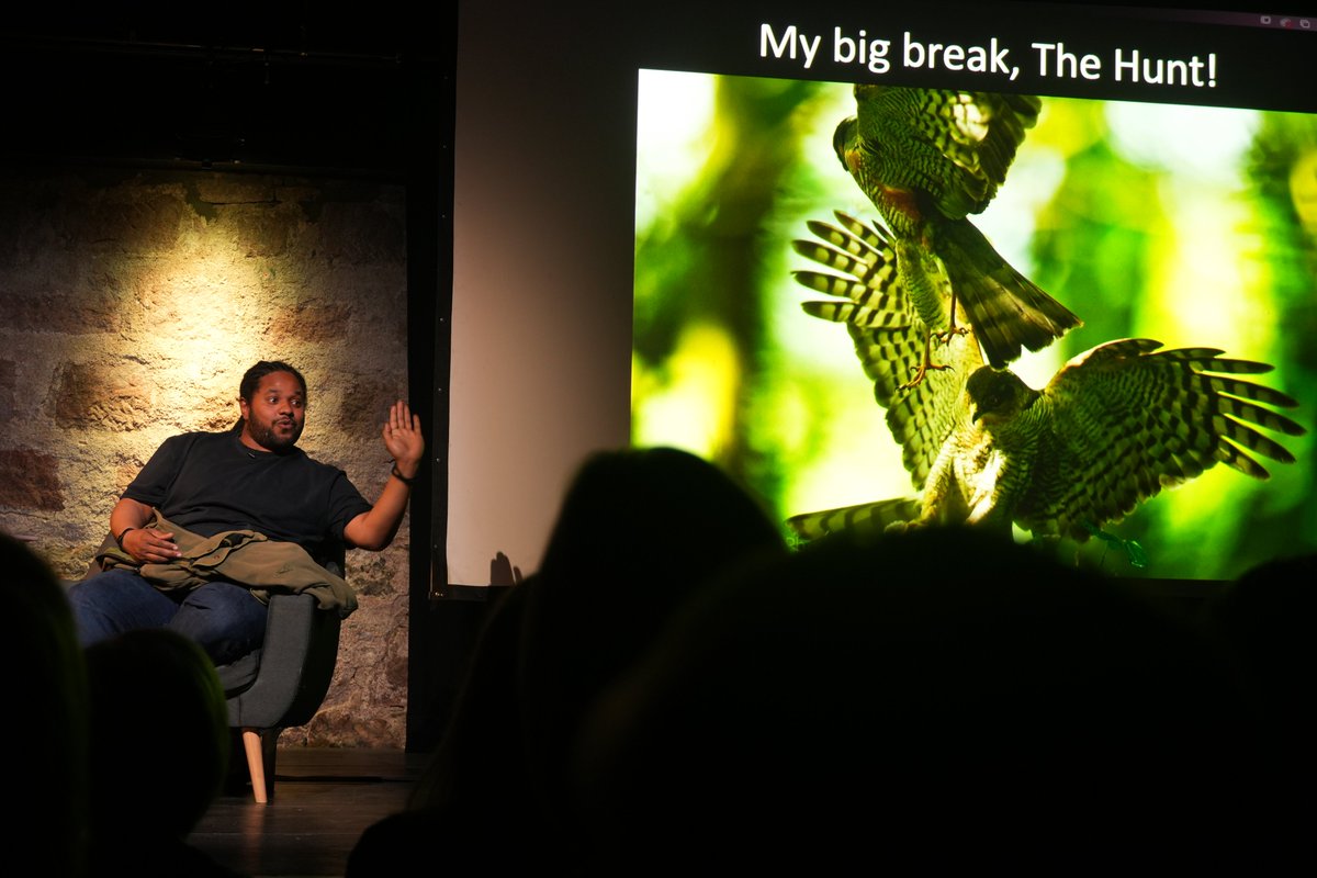 A serendipitous moment on #HaysWay: I was walking through Banchory the day @HamzaYassin3 was giving a talk at @TheBarnArts and managed to squeeze in to the packed event. Ears and eyes glued to his storytelling and footage during the evening. Thanks Hamza! scotsman.com/news/environme…