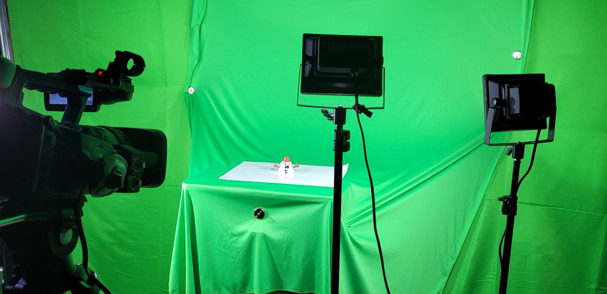 JeffMecomber's tweet photo. More feeling green! In the studio working on a short sequence. The results will be posted in the near future. #feelinggreen #StopMotion #makingmovies #jeffsstudio https://t.co/Rbq8WdAyhO
