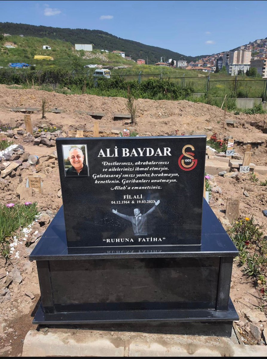 FikreetGul's tweet photo. En sık tekrar ettiği cümlesi ile
"Garibanları unutmayın"
Mekanın cennet olsun. #FilAli https://t.co/NxXJDEVMUH