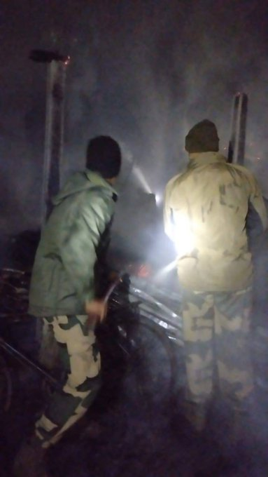 Neer45954988194's tweet photo. BSF soldiers set an example of bravery and compassion in the face of danger. Their prompt deployment in the blazing village underlines their commitment towards the safety of life and property #BSFforBorderPopulation #HumanityFirst #TejRan #JNUTeaser #RCBUnbox
#caexams #TAADE https://t.co/sIeikCBF9t