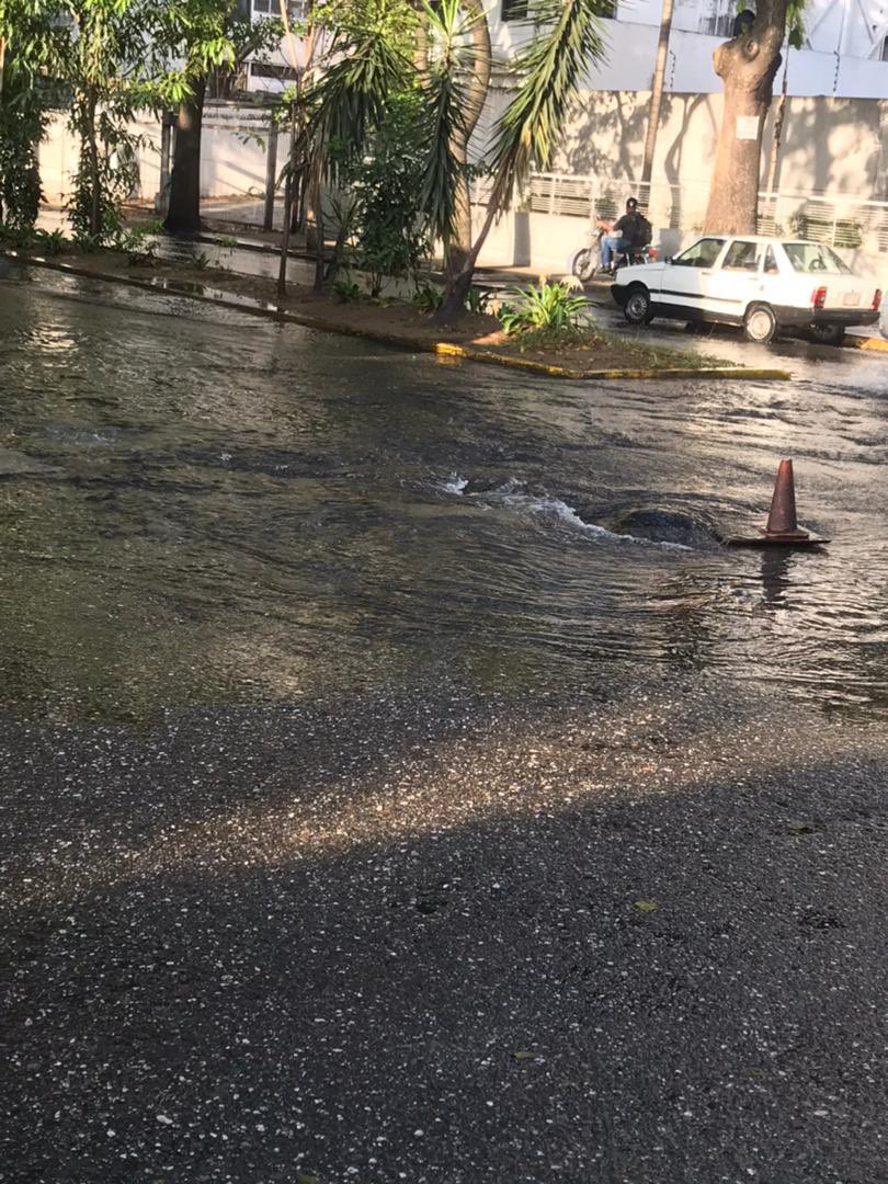 LaFloridaCcs's tweet photo. Nuevamente el bote de agua en una de sus alcantarillas en la #AvLasAcacias que según personal de @HidroCapital2 utilizada para desagüe dañando el pavimento de las calles.

Para cuando podremos tener la solución este problema ya que afecta a todos los vecinos de @LaFloridaCcs https://t.co/Z2y7yz4eAt