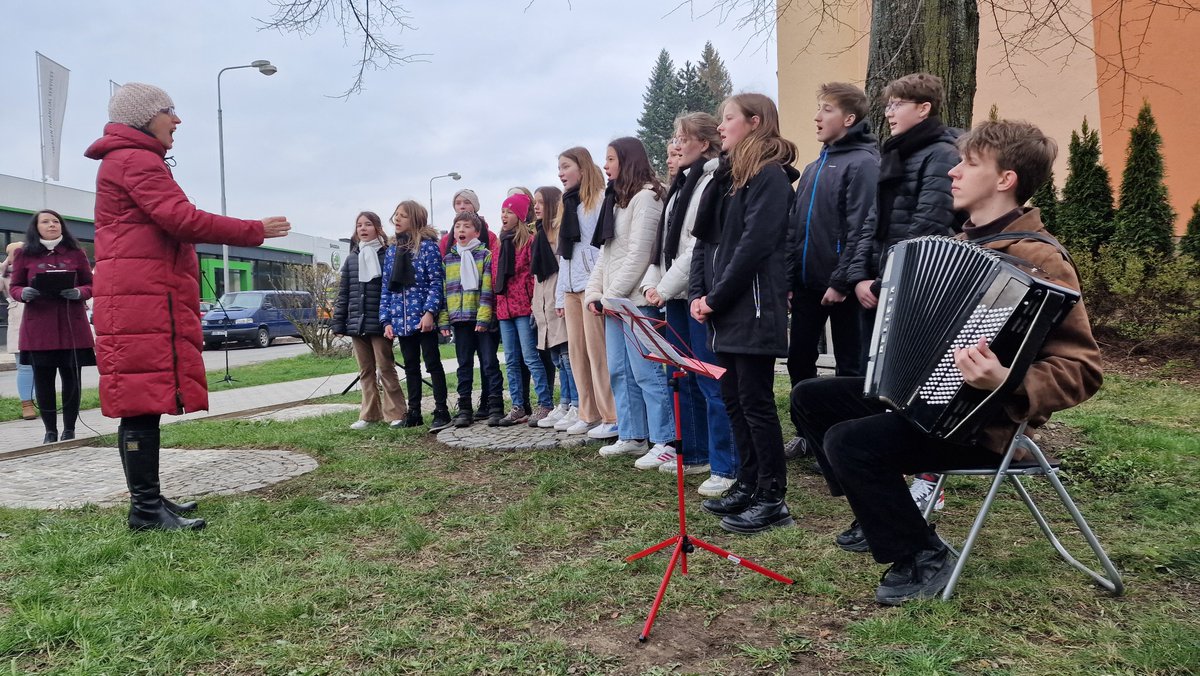 mestovsetin's tweet photo. Přibližně stovka Vsetíňanů v čele s představiteli města se dnes sešla u památníku na Štěpánské ulici, aby si 🕯️ pietním aktem připomněla 85. výročí vypálení ✡️🕍 židovské synagogy, která v tomto místě dříve stávala.

Více 👉 https://t.co/THaXsnRiuK https://t.co/Psi0gmrAmu