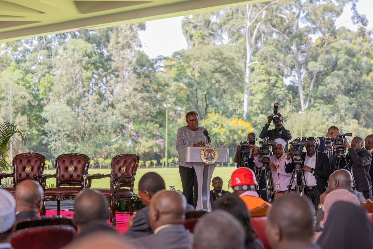 Earlier today H.E @WilliamsRuto assented to The Affordable Housing Bill. With as little as Sh3,000 monthly rent, ordinary Kenyans, will now be able to own a house. @WahomeHon @BomaYangu_Kenya @PSCharlesHinga